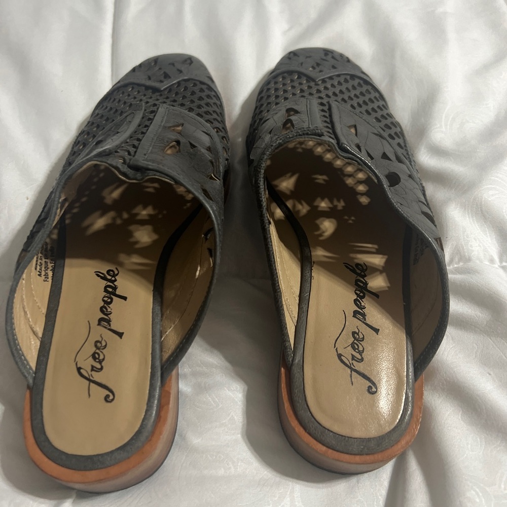 Free People Black Leather Laser-Cut Mule with Natural Wood Sole - Picture 4 of 8